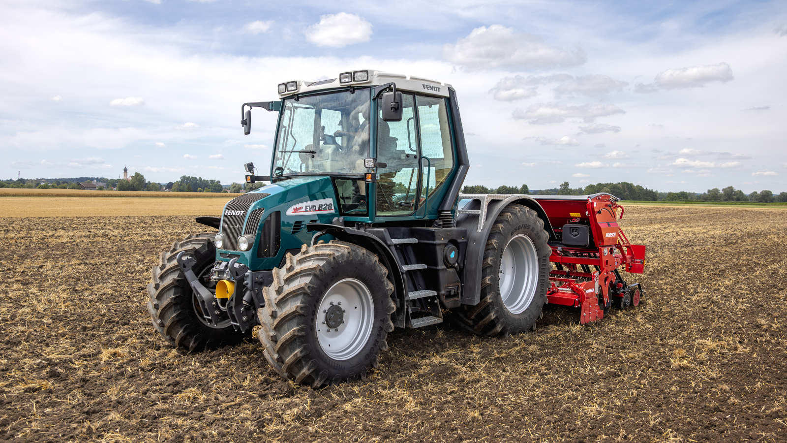Ein blauer Fendt Evo steht auf einem Acker