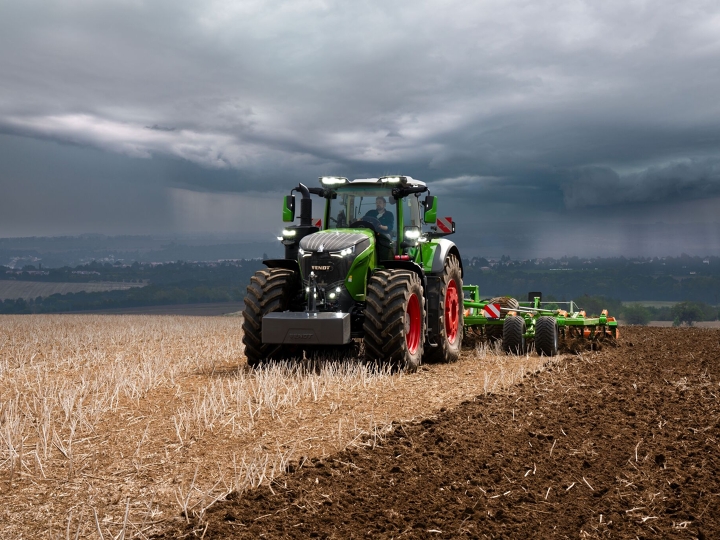 Kampagnenmotiv zum Fendt 1000 Vario Gen4 Vor schweren, heraufziehenden Gewitterwolken in der Ferne erledigt der Fendt 1000 Vario Gen4  Traktor noch kraftvoll seine Feldarbeit