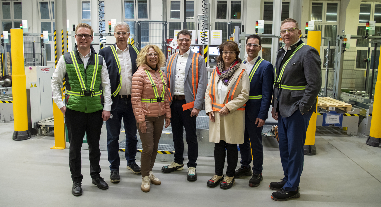 Dr. Jan Cachay, Ekkehart Gläser, Ingrid Bußjäger-Martin, Michael Eichinger Maria Rita Zinnecker, Dr. Josef Mayer und Christoph vor der Übergabestation des Fendt Hochregallagers