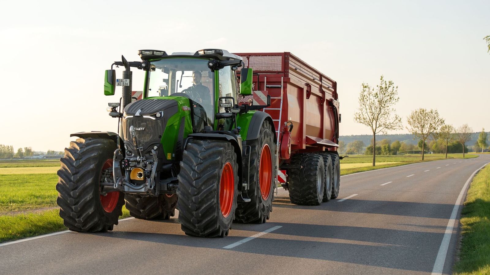Fendt 800 Vario Ein Fendt 800 Vario mit angehängtem Ladewagen auf einer Landstraße