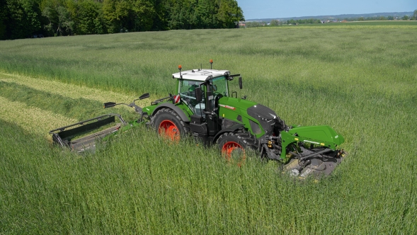 Fendt Traktor mit Slicer Front- und Heckmähwerk Fendt Traktor mit Slicer Front- und Heckmähwerk im Grünlandeinsatz aus der Vogelperspektive