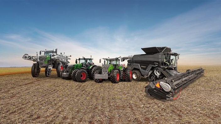 Fendt Rogator 900, 2 Fendt Traktoren rechts: Fendt IDEAL