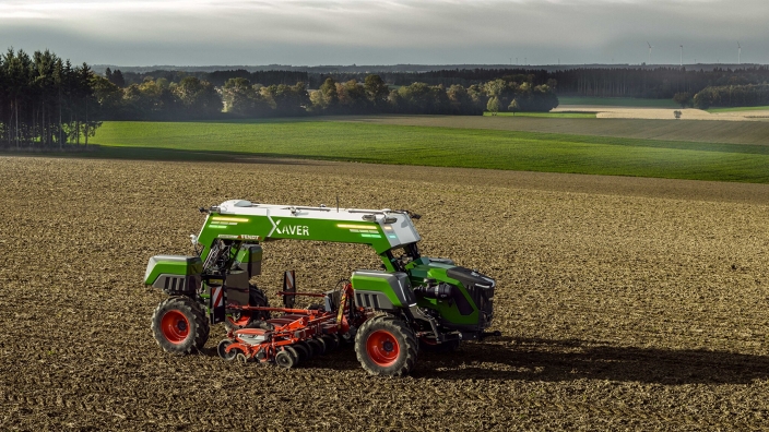Der autonome Roboter Fendt Xaver GT auf dem Feld