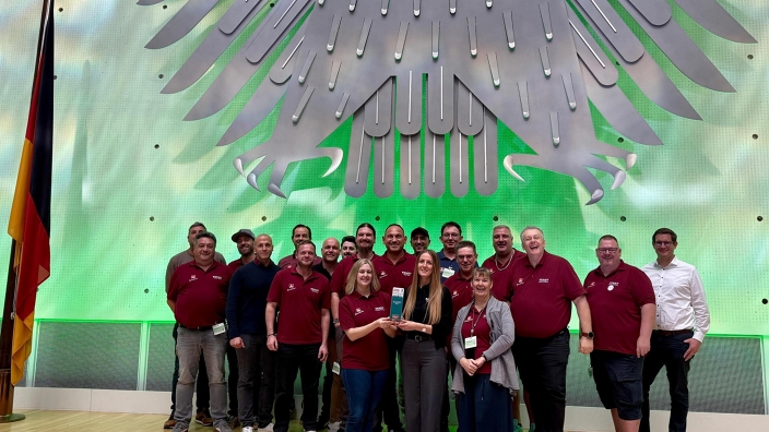 Vertreter des Betriebsrats mit dem Preis für Öffentlichkeitsarbeit