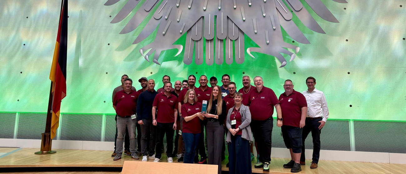 Preisverleihung in Bonn Vertreter des Fendt Betriebsrates stehen auf der Bühne bei der Preisverleihung