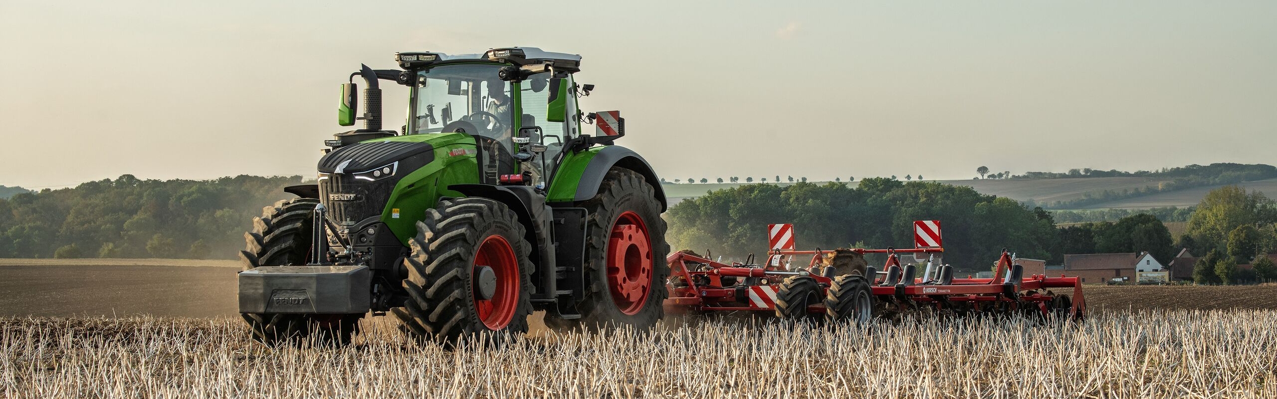 Ein grüner Fendt 1000 Vario Gen4 fährt über ein Stoppelfeld zur Bodenbearbeitung