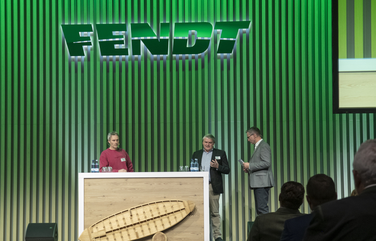 (v.l.) Landwirt Stefan Jahrstorfer brichtet mit Bastian Schröder von der Baumschule Schröder über die Eigenarten der Paulownia Bäume