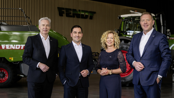 Bild der Fendt Geschäftsführung Die vier Fendt Geschäftsführer stehen im Fendt Forum vor Fendt Traktoren