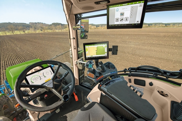Einblick in eine Fendt Traktorkabine mit dem FendtONE Fahrerarbeitsplatz