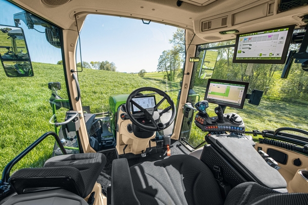 Einblick in eine Fendt Traktorkabine mit Soundsystem