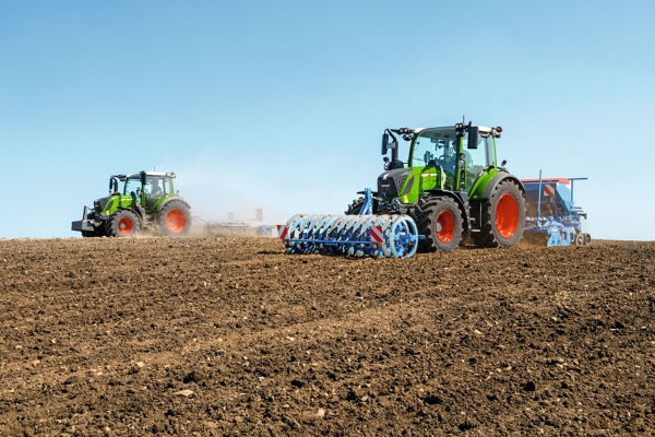 Zwei Fendt Traktoren bei der Bodenbearbeitung auf dem Feld mit Einsatz von Fendt DynamicPerformance