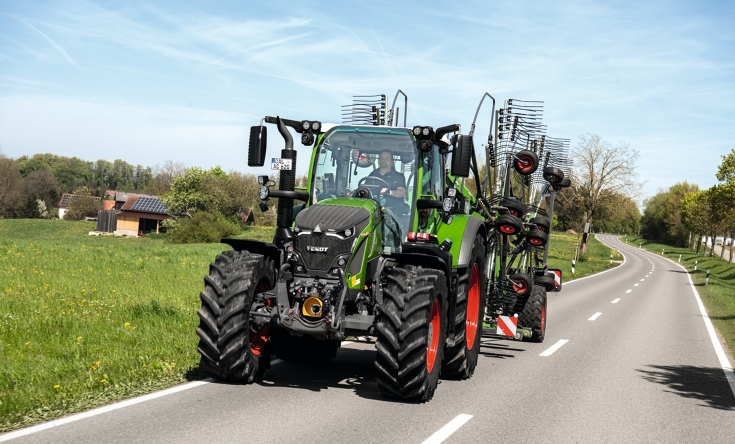 Fendt 620 Vario mit Fendt Wender im Gespann auf der Straße