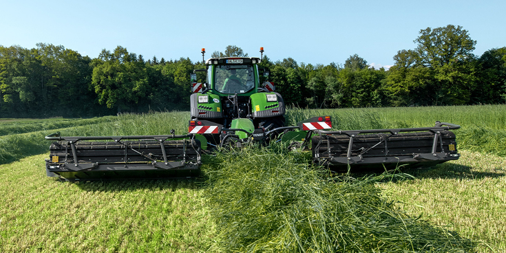 Fendt Traktor mit Fendt Slicer am Grünland mähen