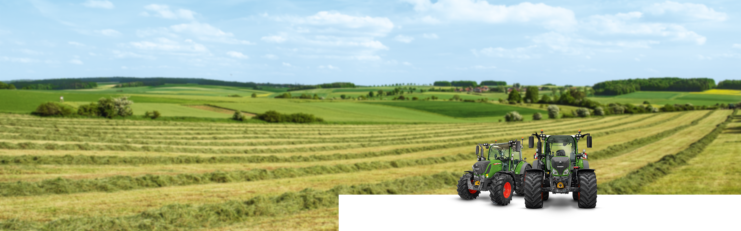 Kampagnenmotiv zum Abverkauf des 300 Vario Gen4 und 500 Vario Gen3 Landschaftsbild mit grünem Feld und vorne die zwei Fendt Traktorenmodell 300 Vario Gen4 sowie 500 Vario Gen3