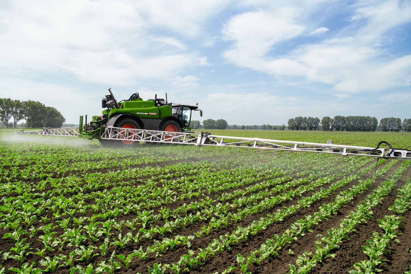 Fendt Rogator Selbstfahrerspritze im Einsatz auf dem Feld Die Pflanzenschutzspritze auf dem Acker im Einsatz beim Ausbringen von chemischen Pflanzenschutz
