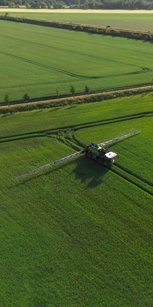 Fendt Rogator Pflanzenschutzspritze im Einsatz auf der Wiese Luftbildaufnahme von der Fendt Pflanzenschutzspritze auf der Wiese im Einsatz