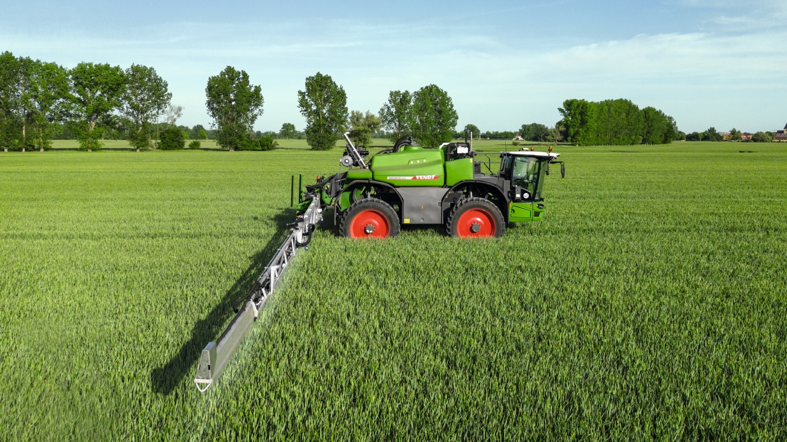 Fendt Rogator Pflanzenschutzspritze im Einsatz auf dem Feld Die Pflanzenschutzspritze auf der Wiese im Einsatz beim Ausbringen von chemischen Pflanzenschutz