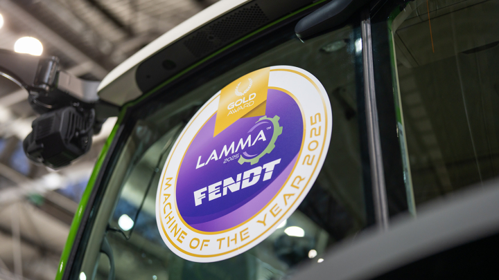 Fendt 600 Vario mit LAMMA Machine of the Year 2025 Award Detailaufnahme der Kabinenscheibe eines Fendt 600 Vario mit dem LAMMA „Machine of the Year 2025“ Gold Award Aufkleber