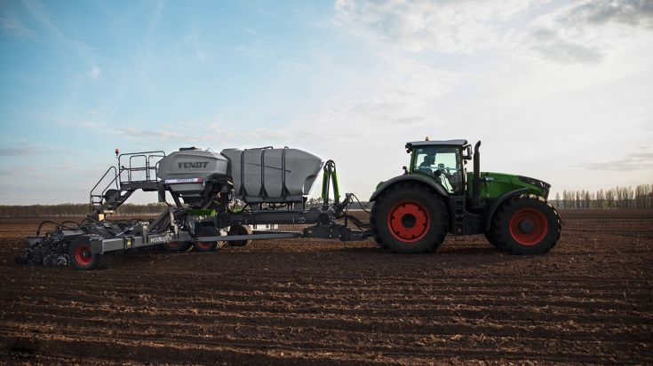 Fendt MOMENTUM Fendt MOMENTUM Sämaschien gezogen von einem Fendt Traktor auf dem Feld