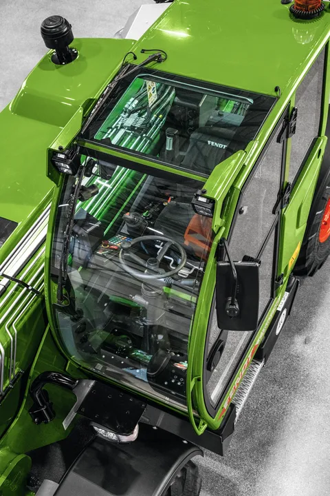 Førerhuset på Fendt Cargo T740 med glasloft set fra fugleperspektiv