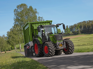 Fendt 300 Vario, der kører på vejen med en Fendt Tigo.