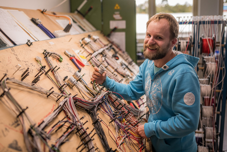 Sebastian Tichopad ved arbejdet i Wertachtal Werkstätten