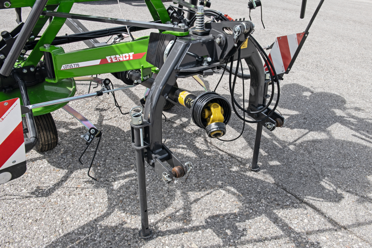 Nærbillede af Fendt Lotus 770 med fokus på redskabets ramme på råt grusunderlag  Pålideligt drivsystem