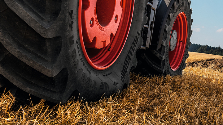 Close-up of a Fendt 900 Vario tire with Fendt VarioGrip in a field