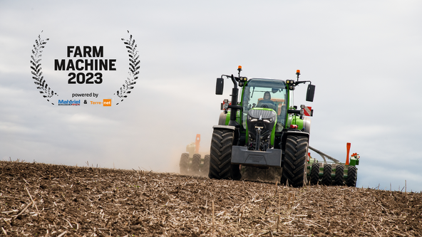 Fendt 700 Vario Gen7 på arbejde på marken med Farm Machine 2023-logoet