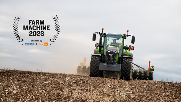 Fendt 700 Vario Gen7 på arbejde på marken med Farm Machine 2023-logoet