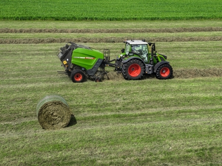 Fendt traktor med Fendt Rotana rundballepresser ved ballepresning