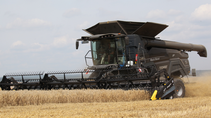 Fendt IDEAL 9T ved høst under testen