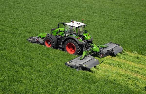 Fendt 728 Vario Gen7 PowerMix Fendt 728 Vario Gen7 med såmaskine i marken, set oppefra