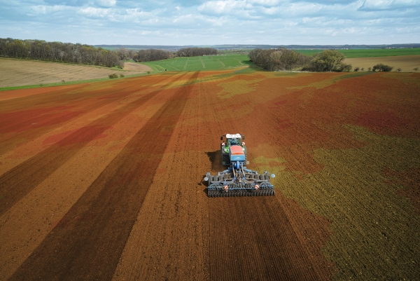 Maskinstyring En Fendt traktor kører i en mark.