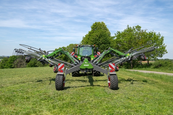 Fendt Former En traktor står på en eng med en Fendt Former riv