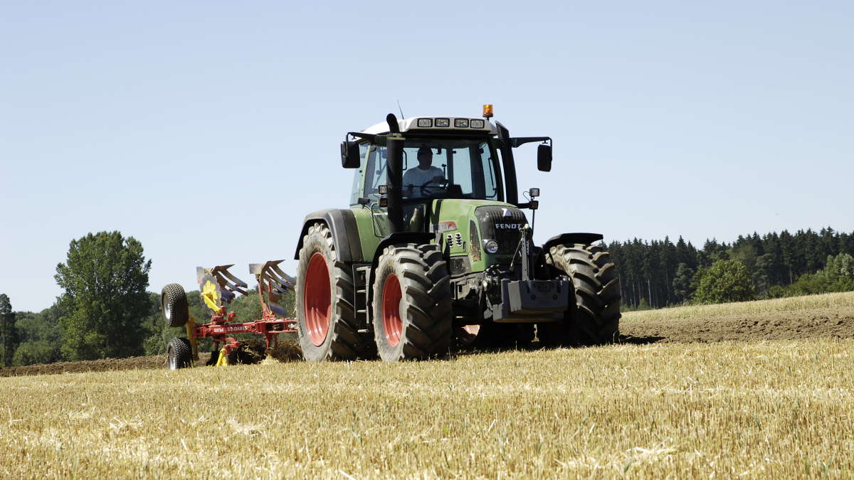 En Fendt 700 Vario Gen3 på en stubmark i år 2006