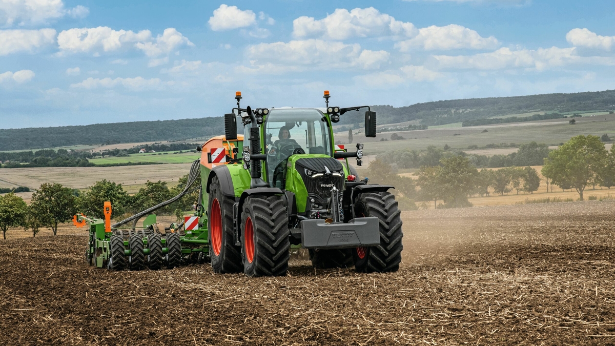 Fendt 700 Vario Gen7 i stubmarken ved bearbejdning af jorden