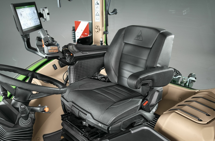 Interiørfoto af Fendt-førerhuset med førersæde Interiørfoto af førerhuset på en Fendt 700 Vario Gen7 med sæde, passagersæde, armlæn med terminal og rat