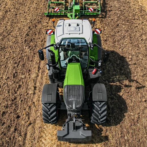 Fendt 728 Vario Billede af en grøn-lakeret Fendt 728 Vario ved markarbejde set oppefra