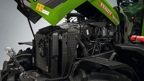 Nærbillede af den grønne Fendt 600 Vario med løftet motorhjelm, således at der ses et effektiv kølekoncept med behovregulering og vendbar blæser.