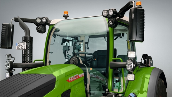 VisioPlus kabinen på den grønne Fendt 600 Vario set udefra, foran lysgrå baggrund