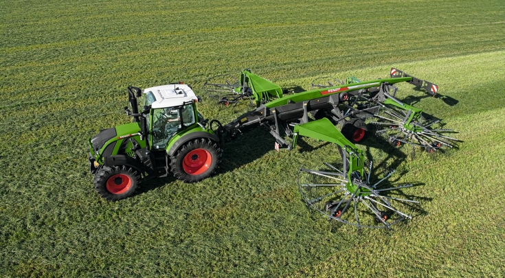 Udsigt til en grøn Fendt-traktor med den gamle 14055 PRO monteret, der skårlægger på en mark.