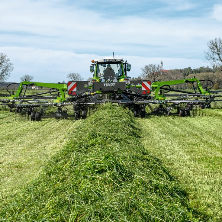 En Fendt Traktor med en Fendt former i gang med at rive
