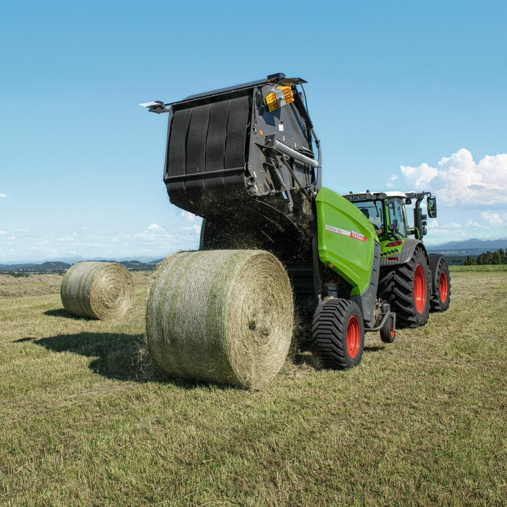 Fendt Rotana rundballepresser i gang med ballepresning