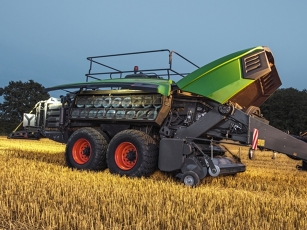 Fendt firkantballepresser med store sideklapper og vinklede garnruller for optimal garntilførsel og nem overvågning