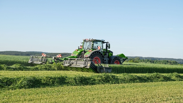 Fendt Slicer bagmonterede skårlæggere En grøn Fendt 800 Vario traktor med Fendt Slicer bagmonteret skårlægger i græsmarken.