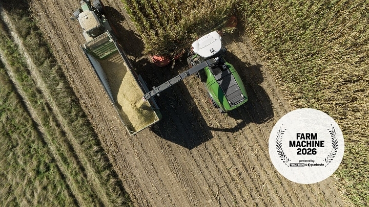 Vi ser en Fendt Katana ved høstning af mejs ved siden af en Fendt-traktor med læssevogn, logoet for Farm Machine 2026 i højre side af billedet
