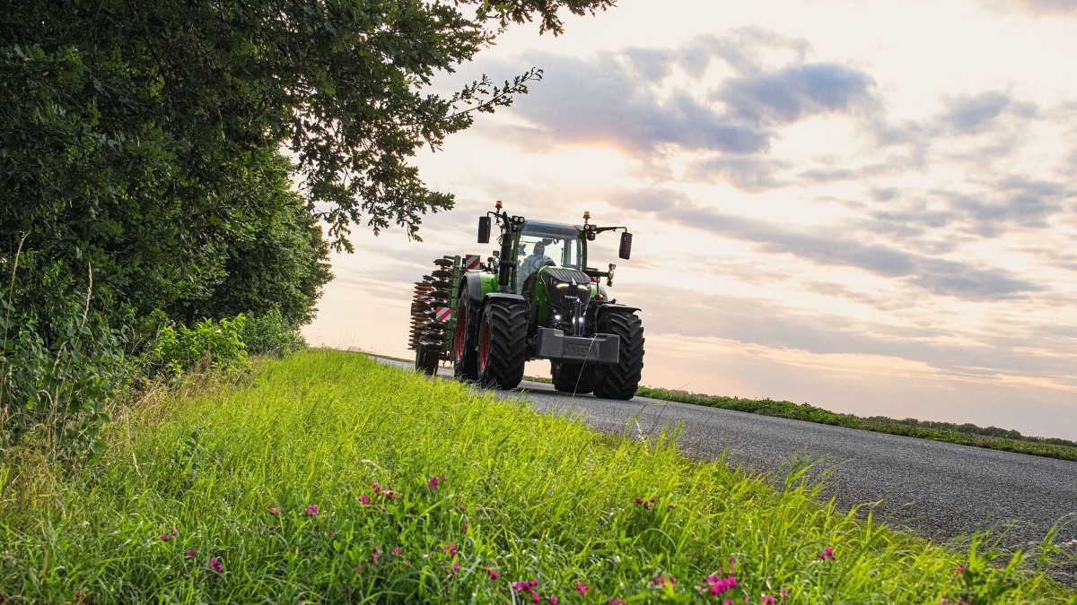 Fendt 700 Vario Gen7 traktor En Fendt 700 Vario Gen7 fører på vejen med en Amazone Grupper.