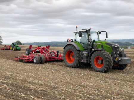 Fendt 700 Vario Gen7.1 Den grønne Fendt 700 Vario Gen7.1 med røde fælge i aktion på marken.