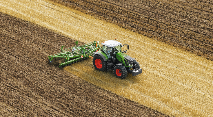 Fendt 800 Vario ketasekarjaga põllul.